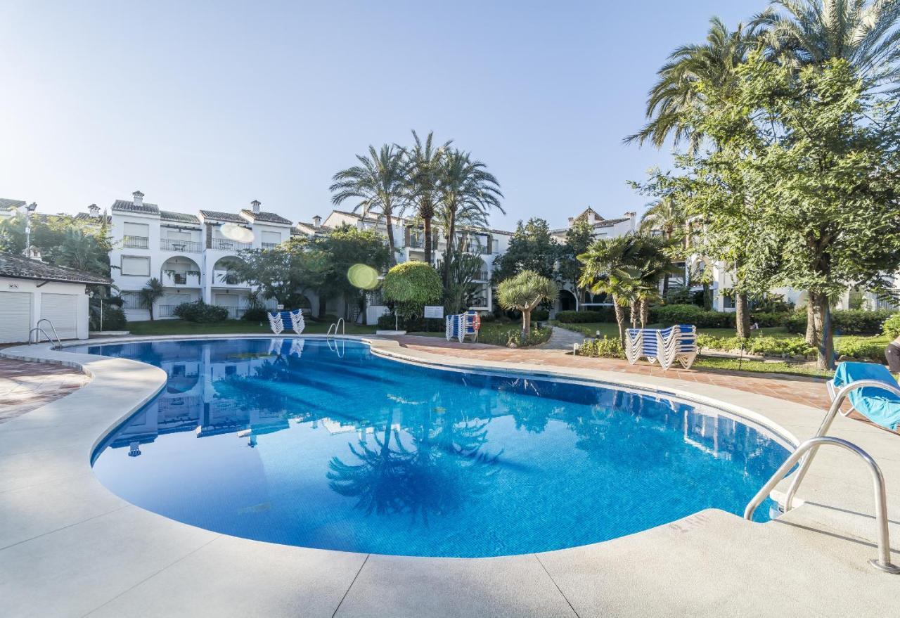 Hb - Comfortable Beachfront Holiday Apartment Estepona Buitenkant foto