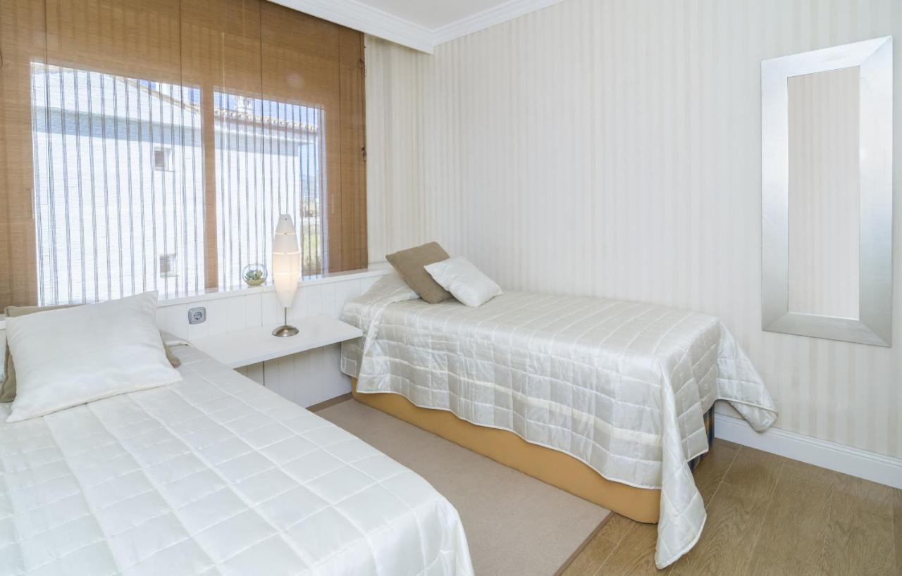 Hb - Comfortable Beachfront Holiday Apartment Estepona Buitenkant foto