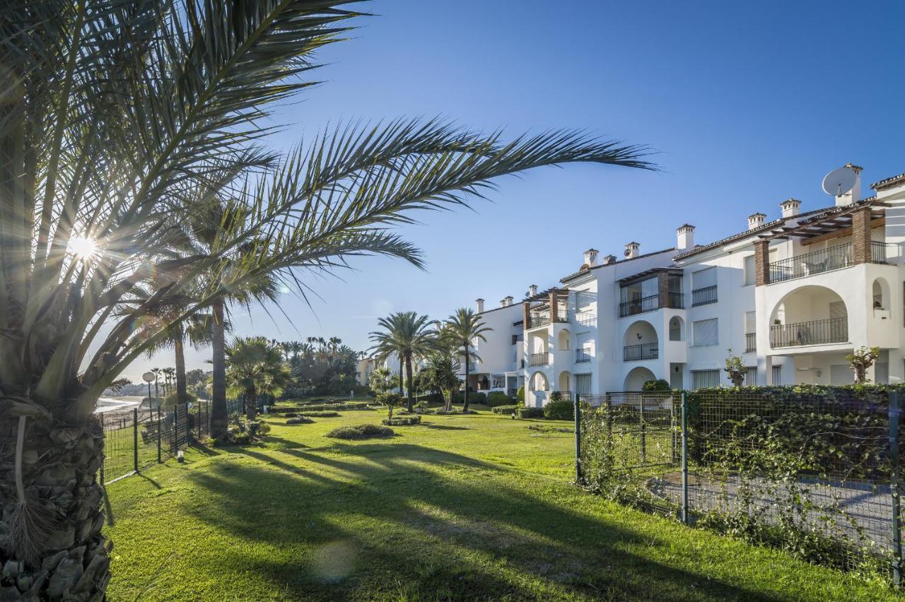 Hb - Comfortable Beachfront Holiday Apartment Estepona Buitenkant foto