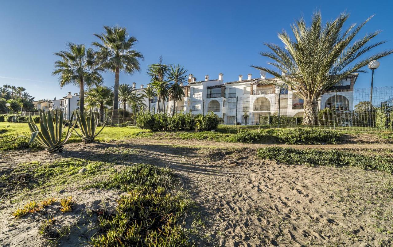 Hb - Comfortable Beachfront Holiday Apartment Estepona Buitenkant foto